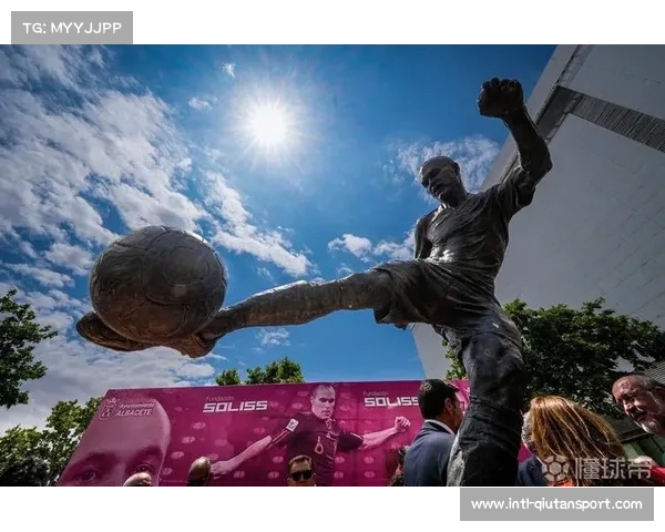 球队名宿雕像在主场揭幕 以表彰其杰出贡献 球队名宿雕像在主场揭幕 以表彰其杰出贡献