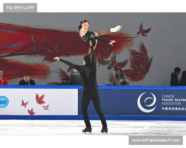 中国杯赛事互动环节:观众向冰面投掷毛绒玩具支持选手的传统 中国杯赛事互动环节:观众向冰面投掷毛绒玩具支持选手的传统